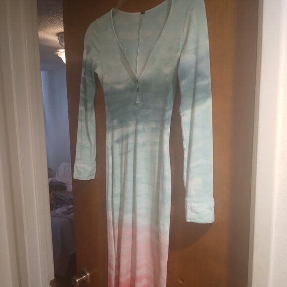Long-sleeved Maxi Dress - Picture 1 of 8